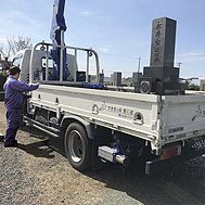お墓を緑ナンバーのトラックに載せます。（写真は説明のため、墓石を組み治しています。実際は部品ごとに解体して運搬します。